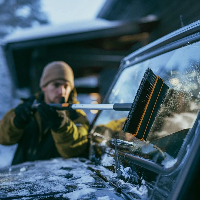 FISKARS X-series Teleskopowa szczotka i skrobak do odśnieżania, obrotowa głowica FIS 1078492