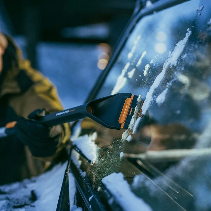 FISKARS X-series Teleskopowa szczotka i skrobak do odśnieżania, obrotowa głowica FIS 1078492