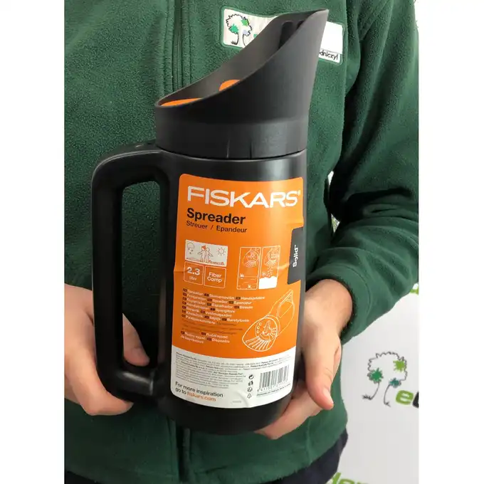 Siewnik Fiskars Solid do piasku,soli, nawozów