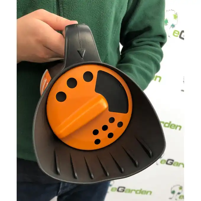 Siewnik Fiskars Solid do piasku,soli, nawozów
